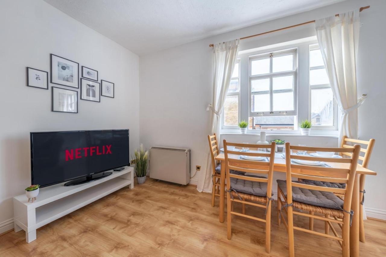 Stansted Airport & Bishops Stortford Town Centre Professional Apartment บิชอป สตอร์ทฟอร์ด ภายนอก รูปภาพ